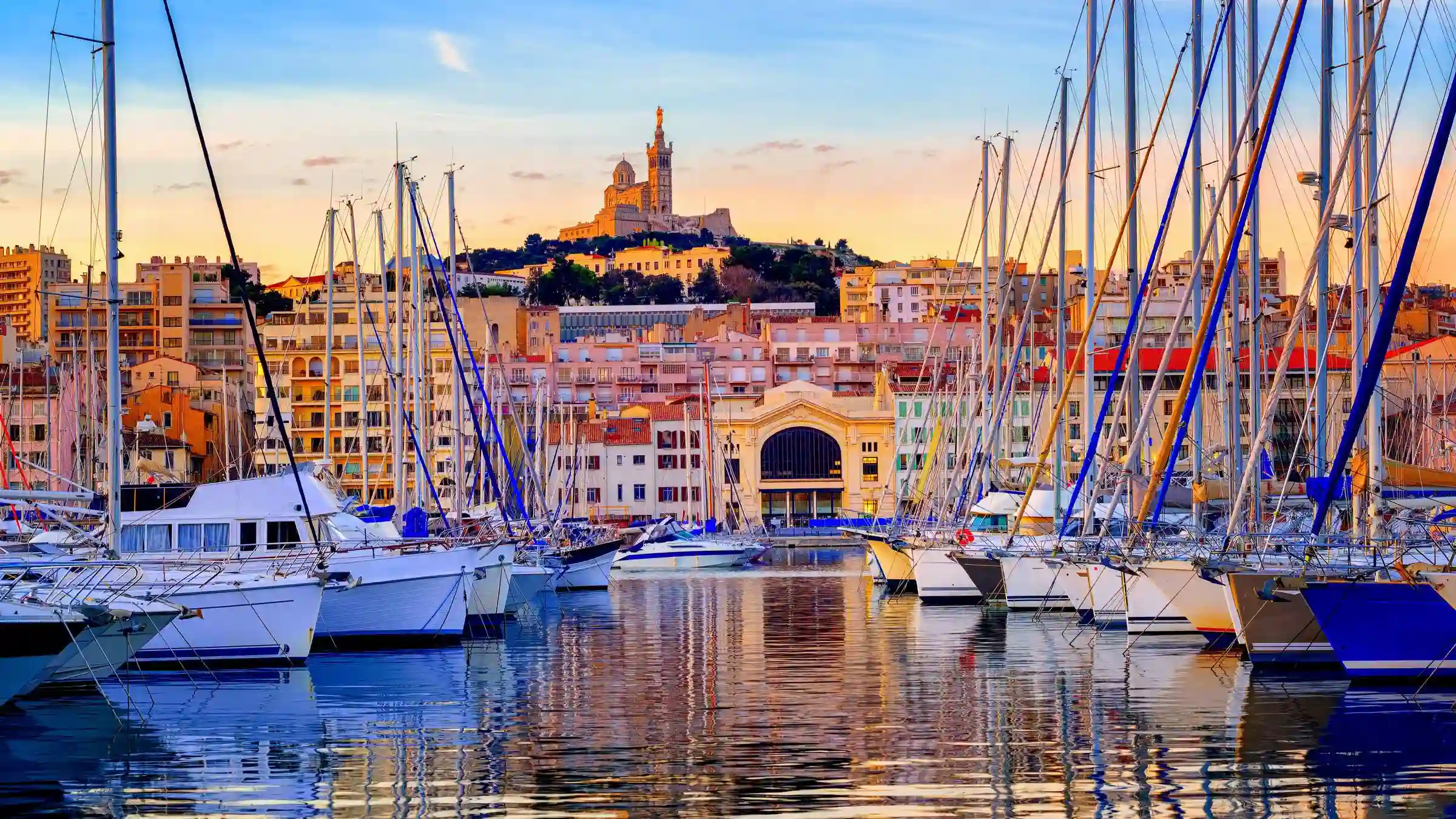 Le vieux port de Marseille avec vue sur la Basilique Notre Dame de la Garde