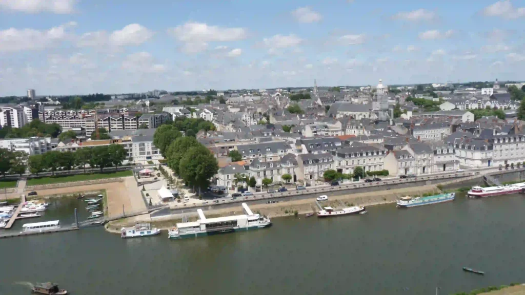 Angers quartier de la Doutre vue de la rive voisine