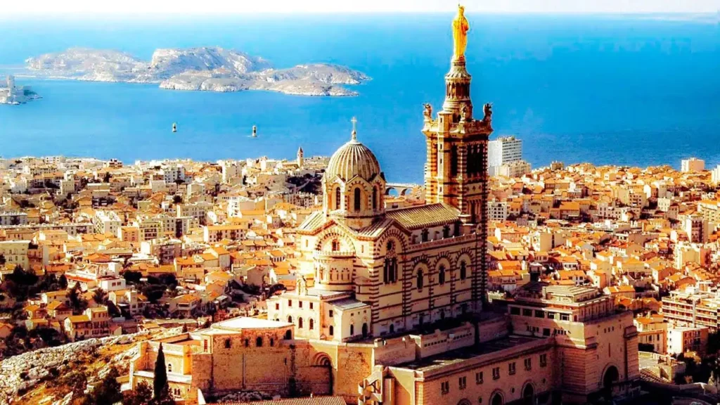 La Basilique Notre Dame de la Garde à Marseille vue du ciel