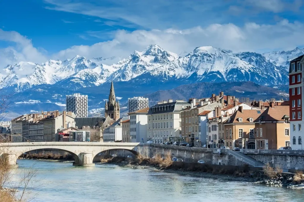 Vue de la ville de Grenoble au cœur des Alpes les montagnes enneigées