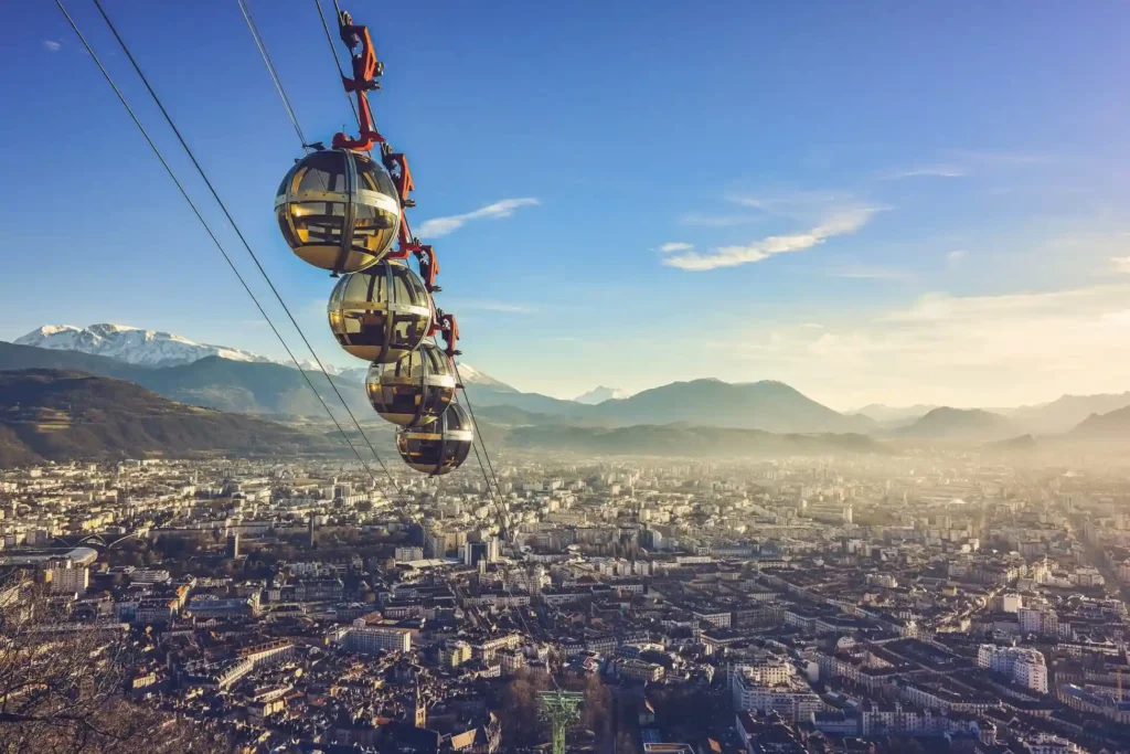 Grenoble ville touristique vue sur les œufs de la Bastille