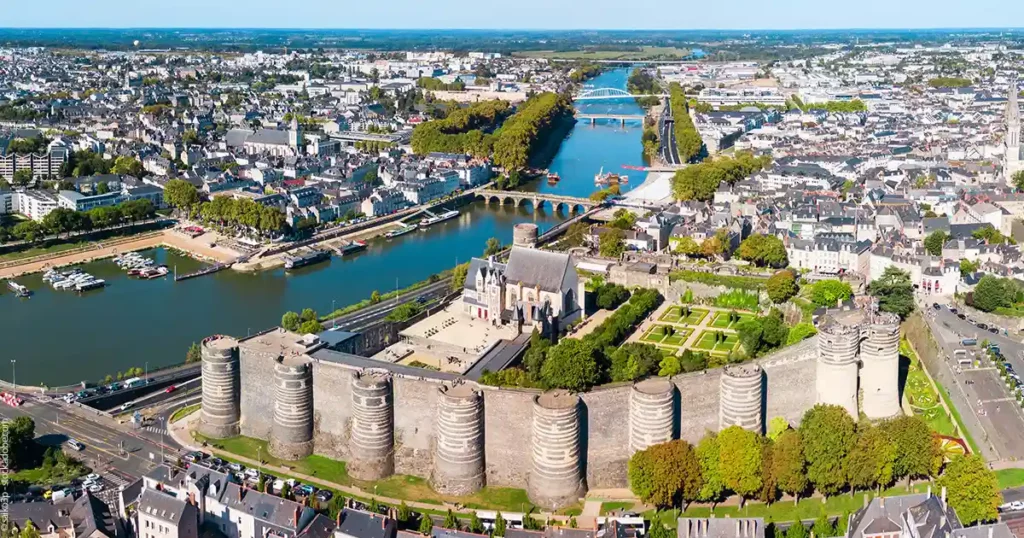 Vue du ciel sur le château d'Angers