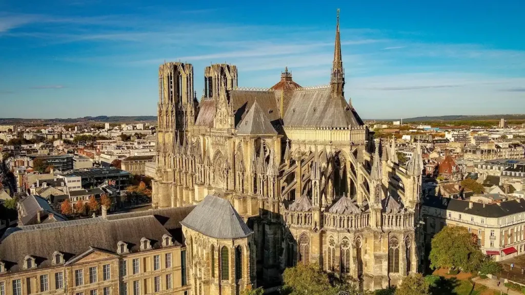 Reims la Cathédrale Notre-Dame vue du ciel sous illuminée par le soleil