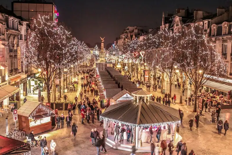 Reims le marcher de noël illuminé avec 150 chalets