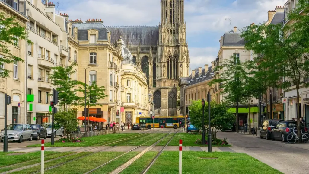 Reims le tram avec la Cathédrale Notre-Dame en fond