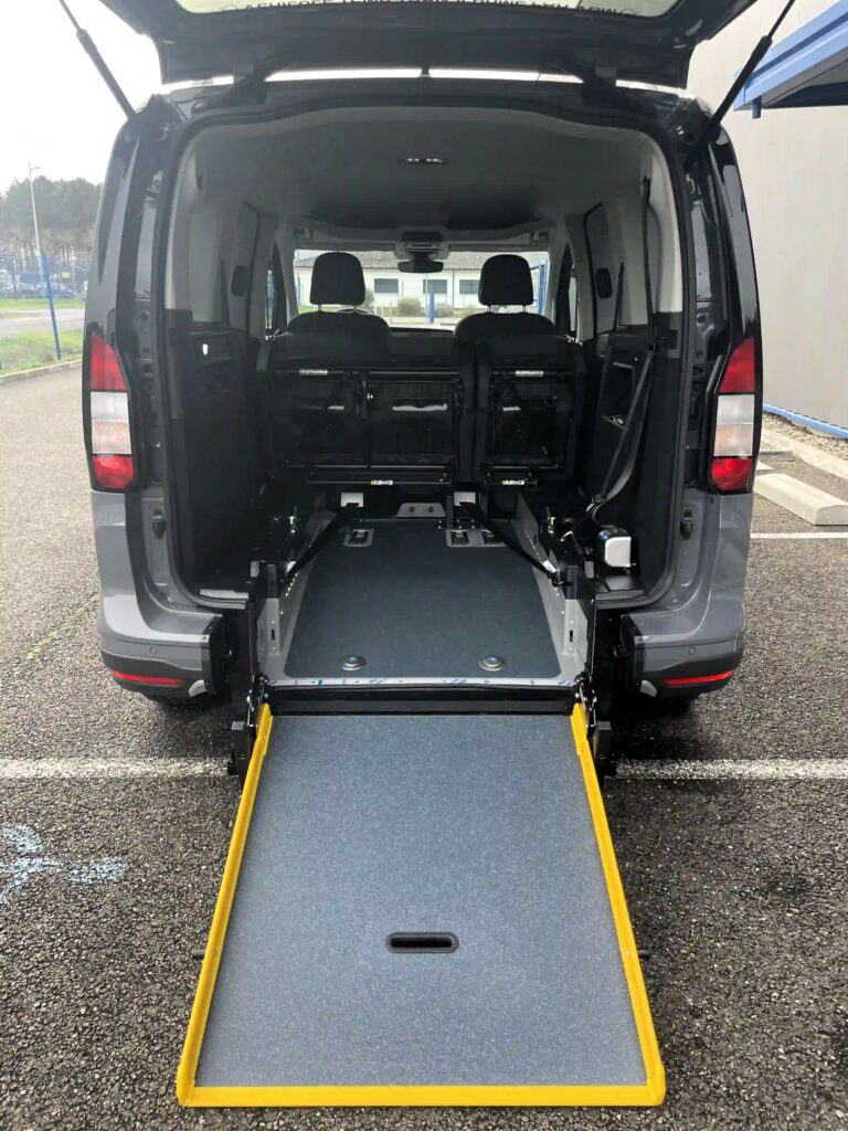 VBM : FORD Tourneo Connect Active TPMR Face arrière coffre ouvert, rampe ouverte et banquette trois places pliée