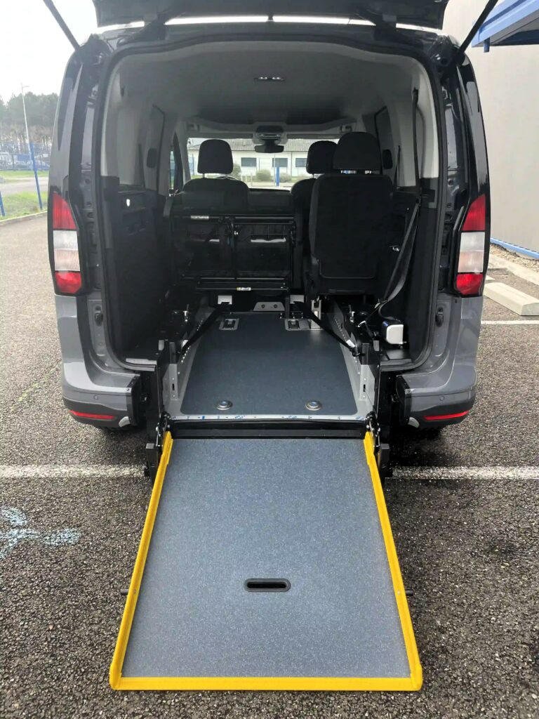 VBM : FORD Tourneo Connect Active TPMR Face arrière coffre ouvert, rampe ouverte et banquette deux tiers pliée