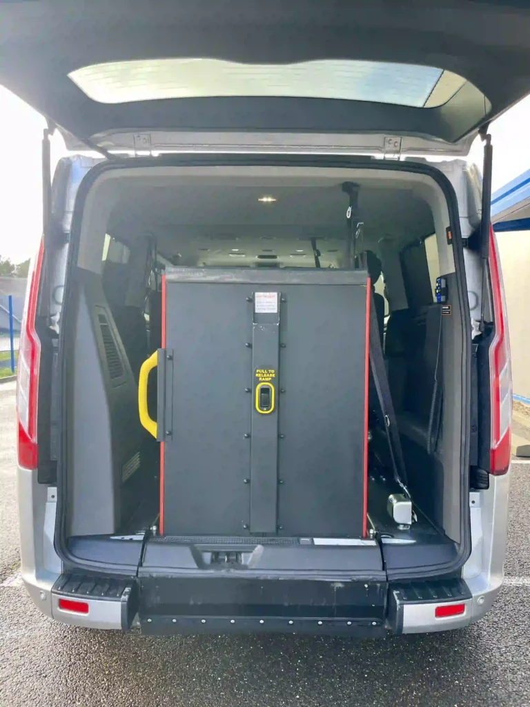 VBM : FORD Tourneo Custom TPMR 5+2 L2H1 vue de derrière coffre ouvert rampe fermée