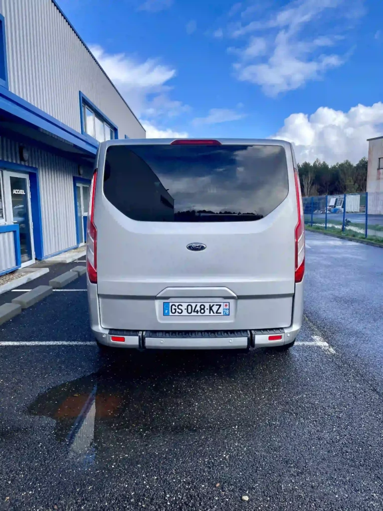 VBM : FORD Tourneo Custom TPMR 5+2 L2H1 vue de derrière coffre fermé