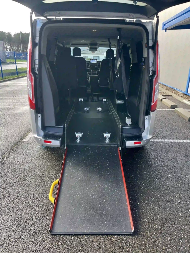 VBM : FORD Tourneo Custom TPMR 5+2 L2H1 vue de derrière rampe ouverte