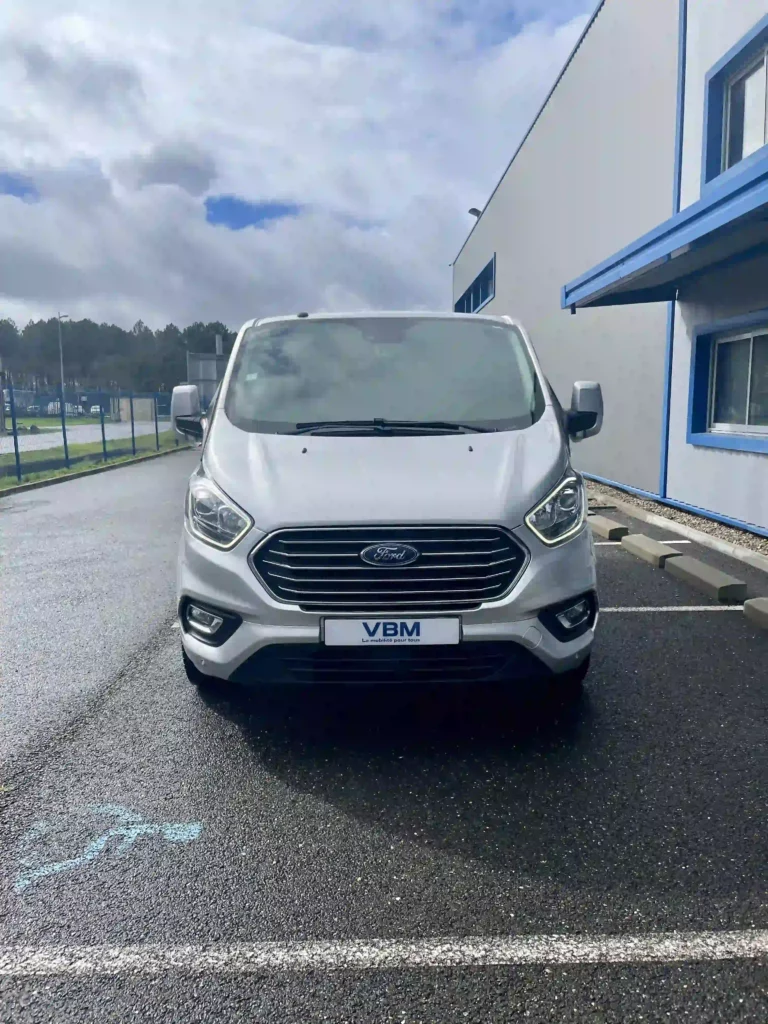 VBM : FORD Tourneo Custom TPMR 5+2 L2H1 vue de face