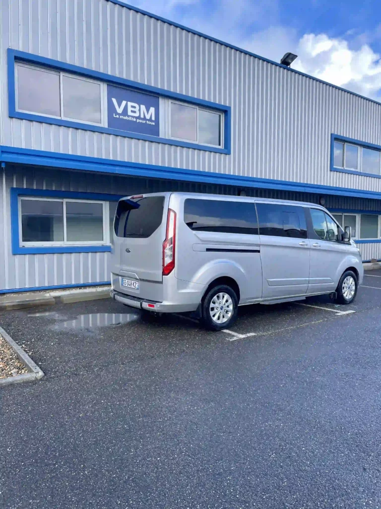 VBM : FORD Tourneo Custom TPMR 5+2 L2H1 vue de l'arrière droit