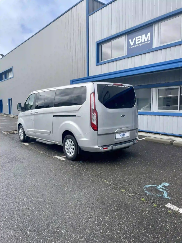 VBM : FORD Tourneo Custom TPMR 5+2 L2H1 vue de l'arrière gauche