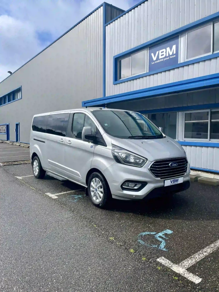 VBM : FORD Tourneo Custom TPMR 5+2 L2H1 vue de l'avant droite