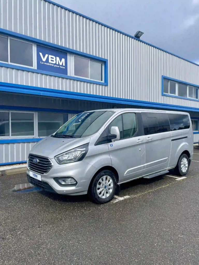 VBM : FORD Tourneo Custom TPMR 5+2 L2H1 vue de l'avant gauche