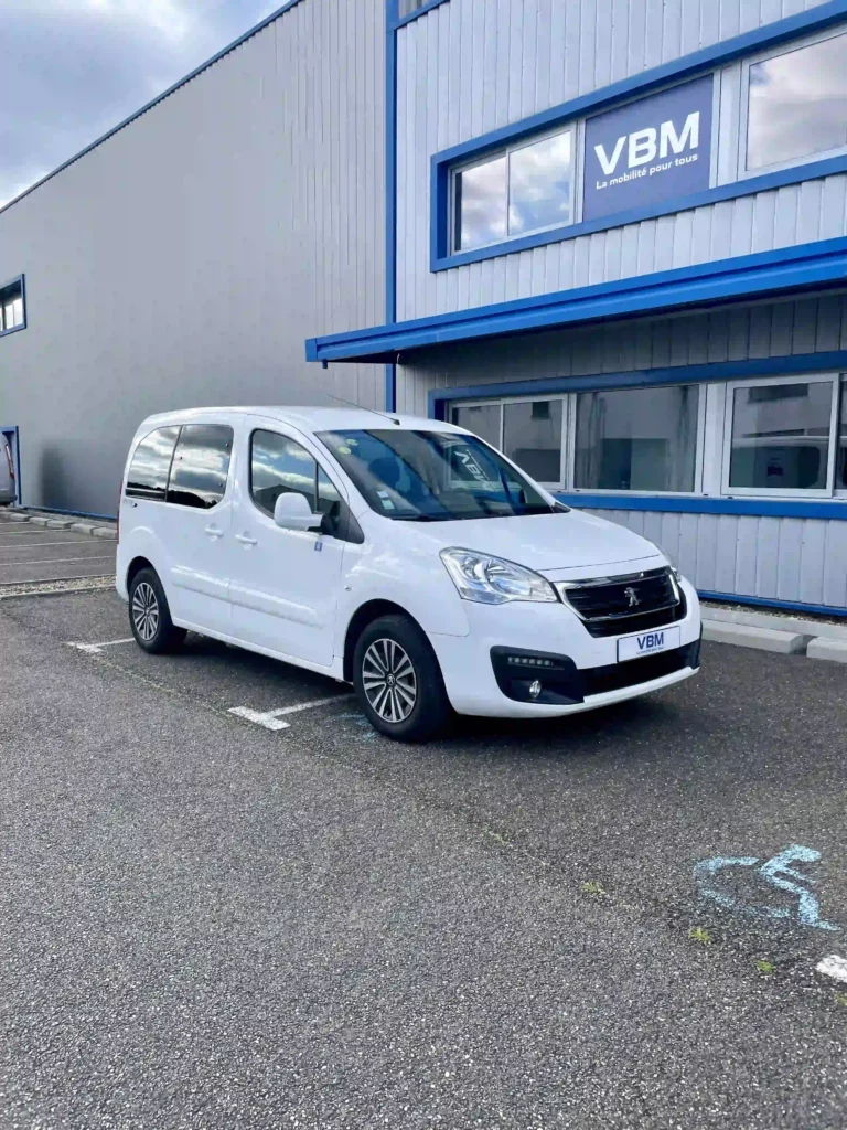 VBM : PEUGEOT Partner TPMR 3+1 vue avant droite