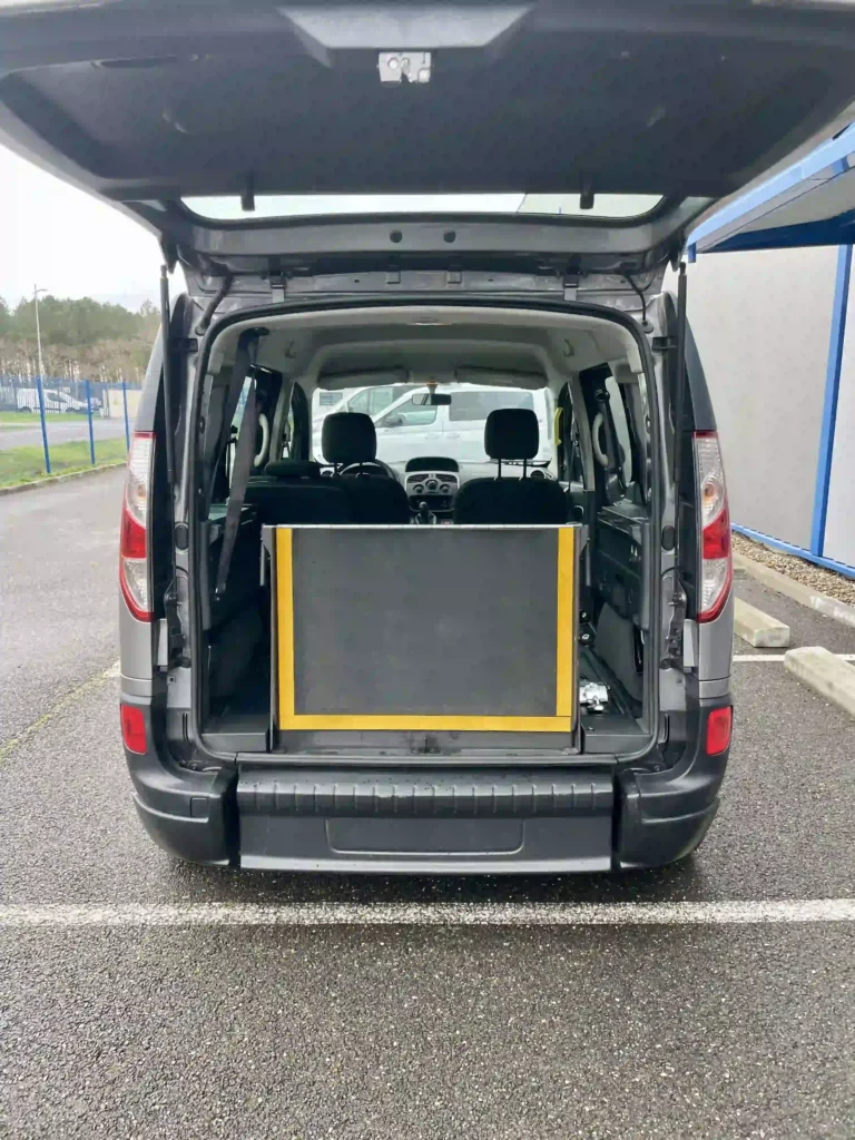 VBM : RENAULT Kangoo TPMR 3+1 Gris rampe fermée coffre ouvert