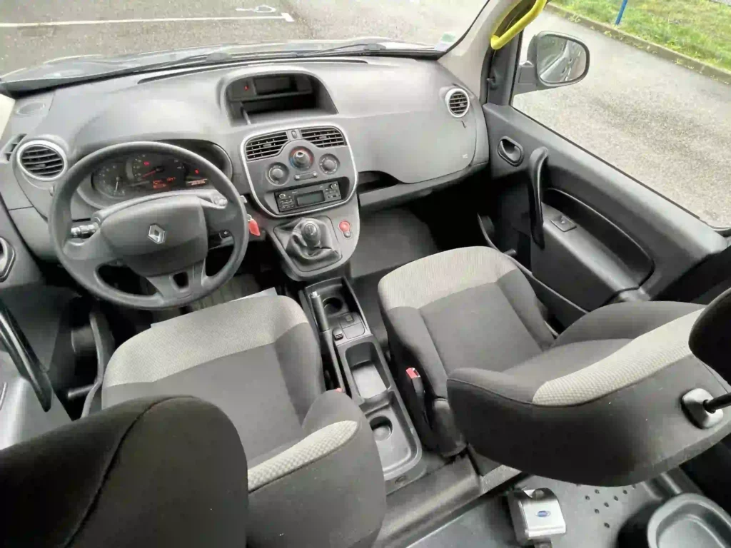 VBM : RENAULT Kangoo TPMR 3+1 Gris vue de l'intérieur sur le tableau de bord