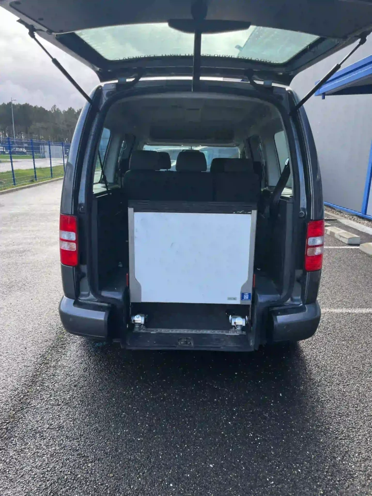 VBM : VOLKSWAGEN Caddy Maxi TPMR 5 + 1 DSG6 arrière coffre ouvert