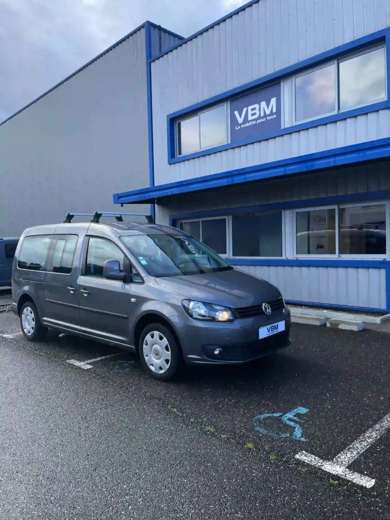 VBM : VOLKSWAGEN Caddy Maxi TPMR 5 + 1 DSG6 avant droite