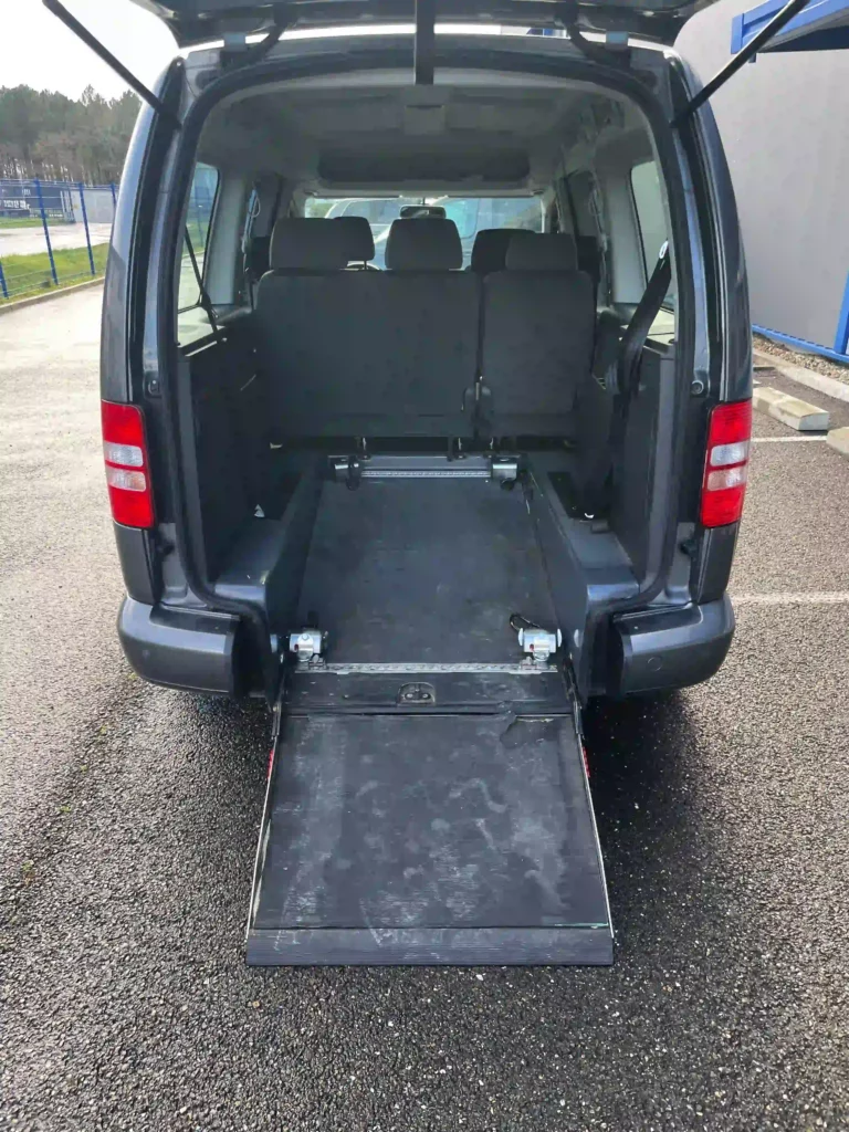 VBM : VOLKSWAGEN Caddy Maxi TPMR 5 + 1 DSG6 coffre ouverte rampe ouverte