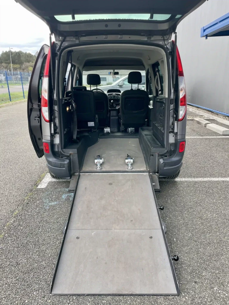 VBM : Renault Kangoo TPMR 3+1 coffre ouvert rampe déployée