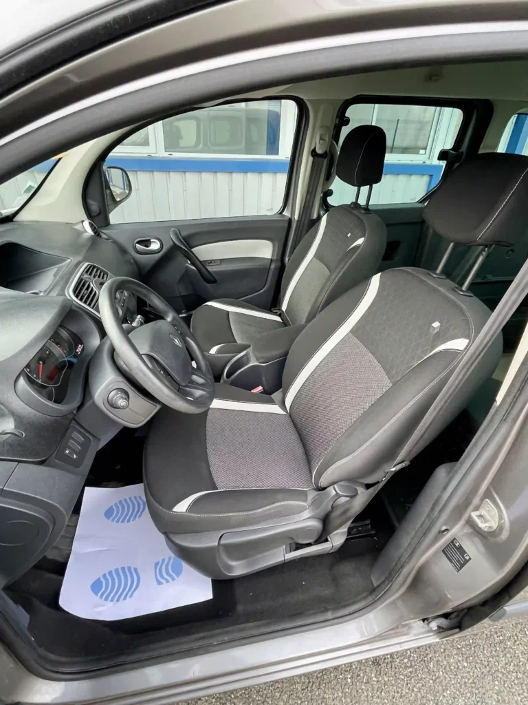 VBM : Renault Kangoo TPMR 3+1 siège avant de loin