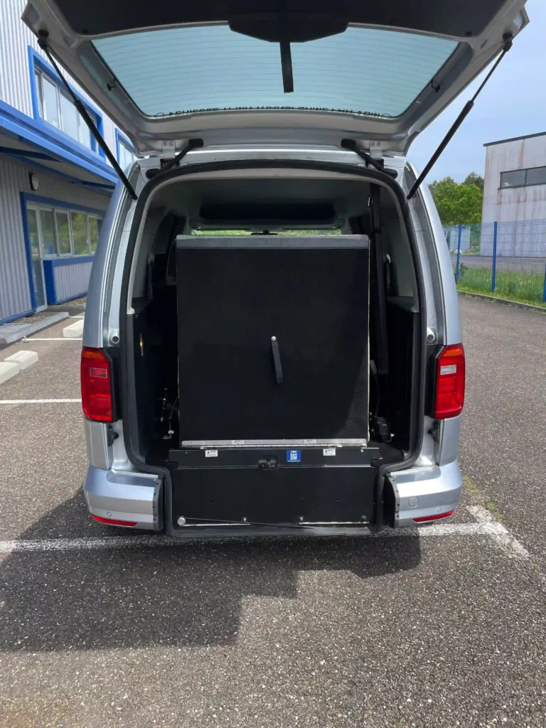 VBM : VW CADDY IV TPMR TRIPOD 3 + 1 arrière coffre ouvert rampe droite