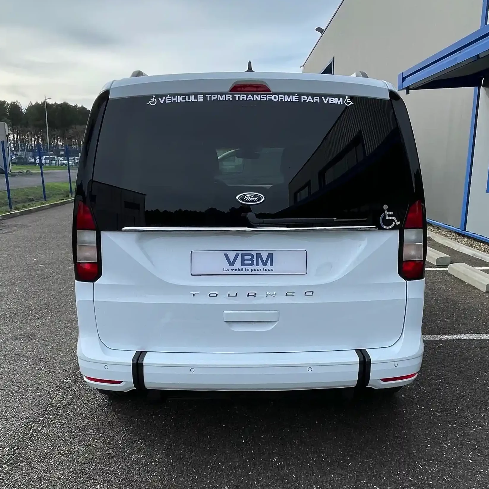 VSL TPMR blanc ambulance handicapé vue arrière