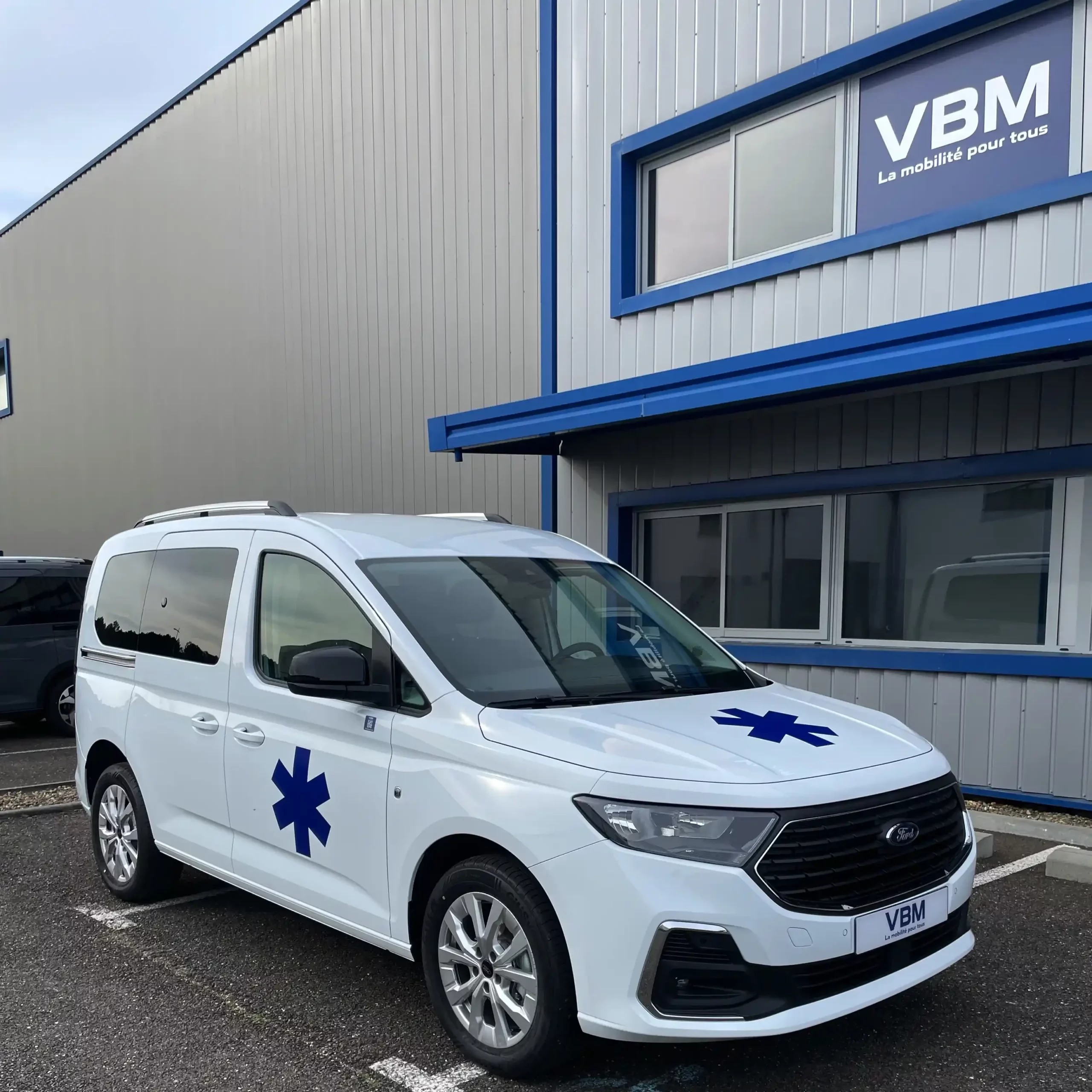 VSL TPMR blanc ambulance handicapé vue avant droit