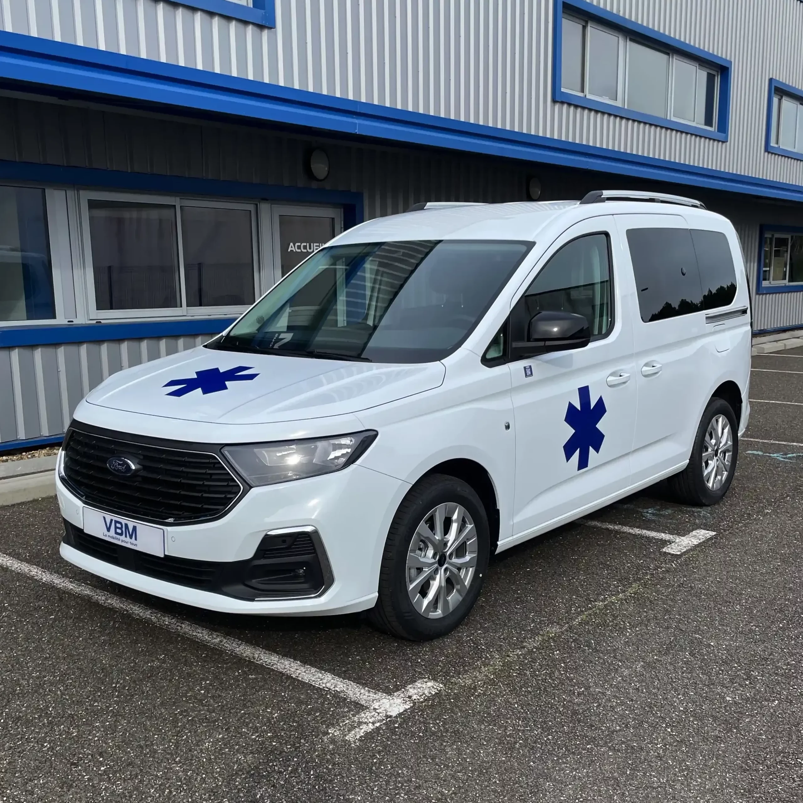 VSL TPMR blanc ambulance handicapé vue du côté avant gauche