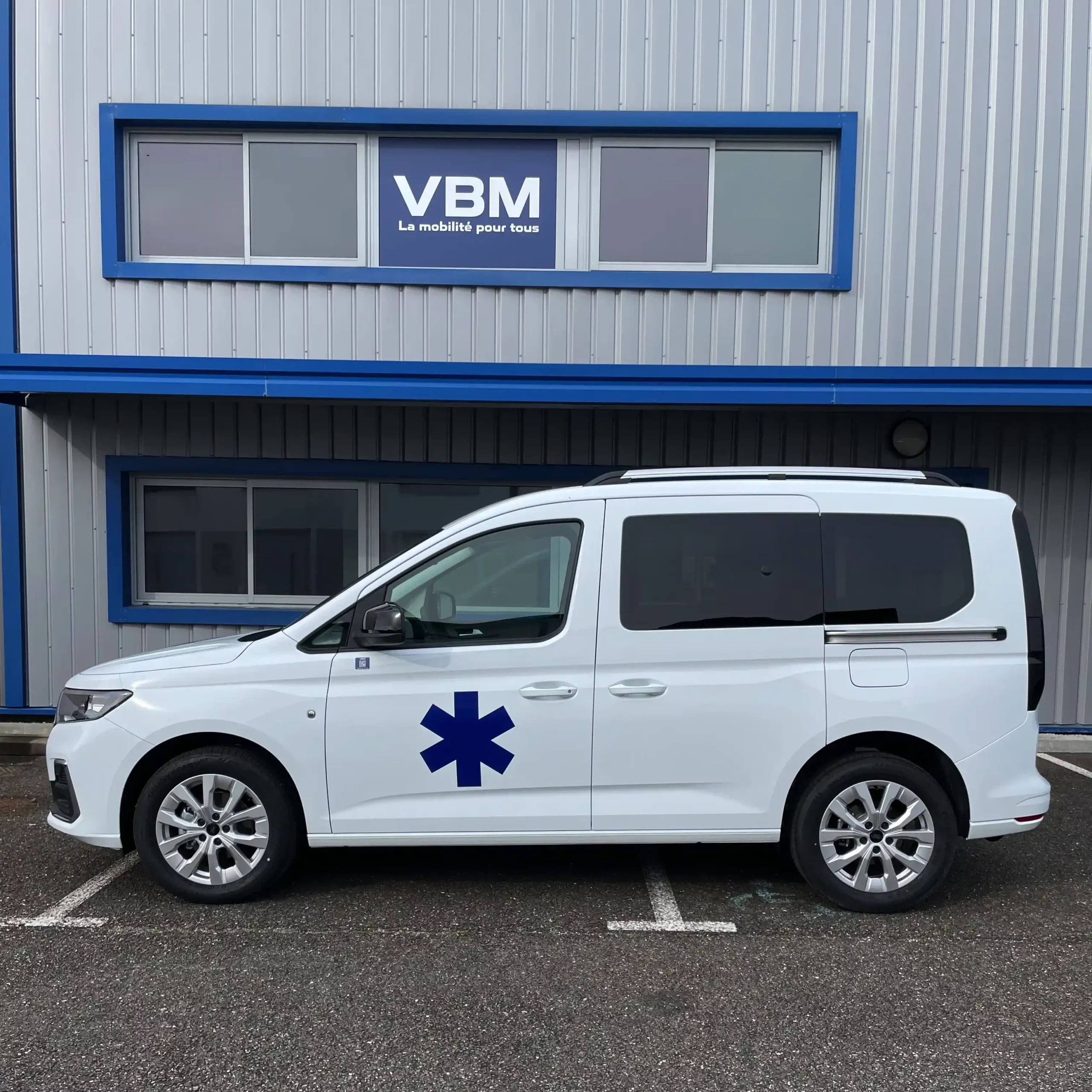 VSL TPMR blanc ambulance handicapé vue du côté gauche