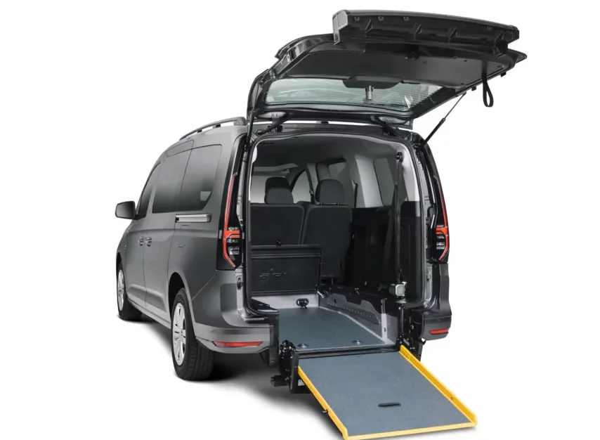 FORD Tourneo Grand Connect TPMR Gris Graphite vue arrière rampe ouverte coffre ouvert