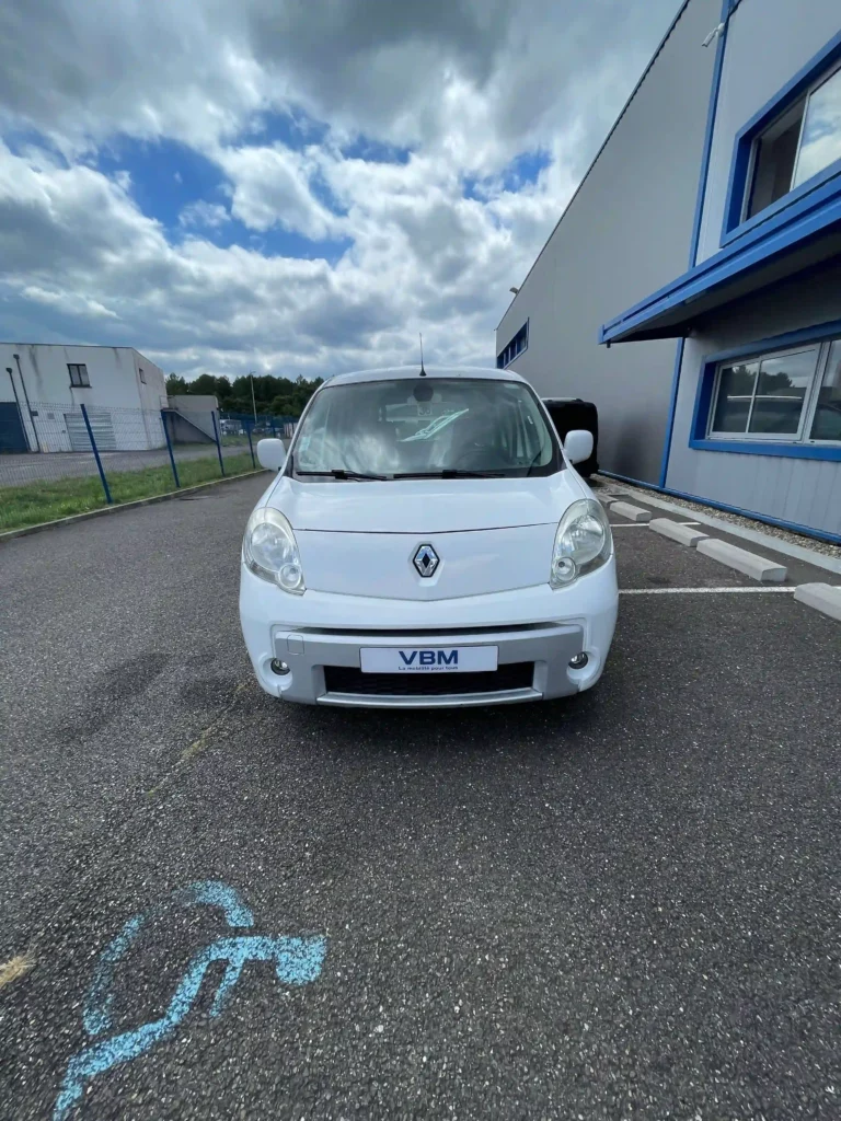 VBM : RENAULT Kangoo TPMR 3 + 1 blanc 2011 Pepite face avant de loin