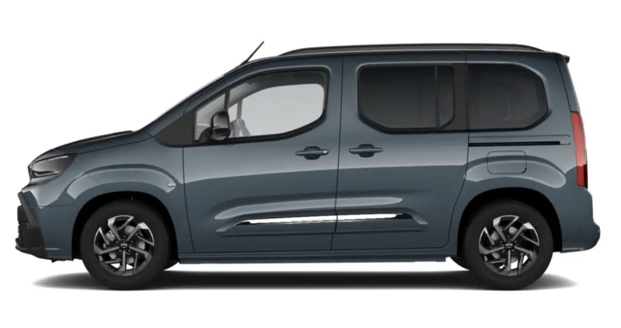 TOYOTA PROACE CITY VERSO TPMR 2024 bleu côté gauche de loin