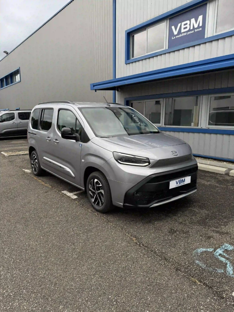 VBM : TOYOTA PROACE CITY VERSO TPMR 2024 neuf gris 3/4 avant droit