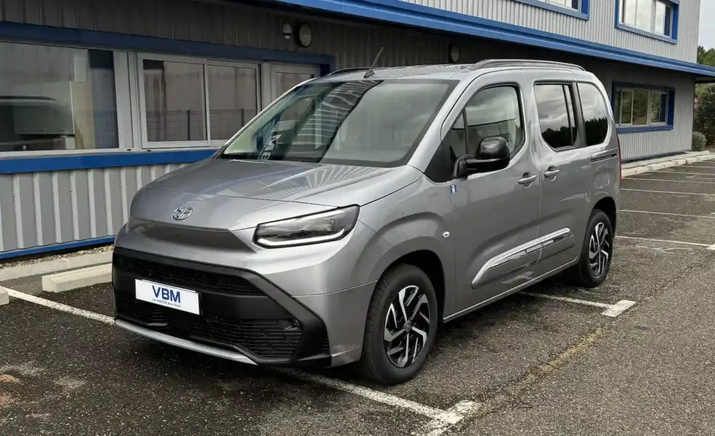 TOYOTA PROACE CITY VERSO TPMR 2024 neuf gris 3:4 avant gauche 16:9