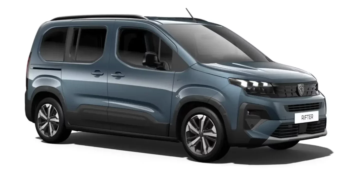 Nouveau Peugeot Rifter TPMR 2024 vu du côté avant droit et de couleur bleu