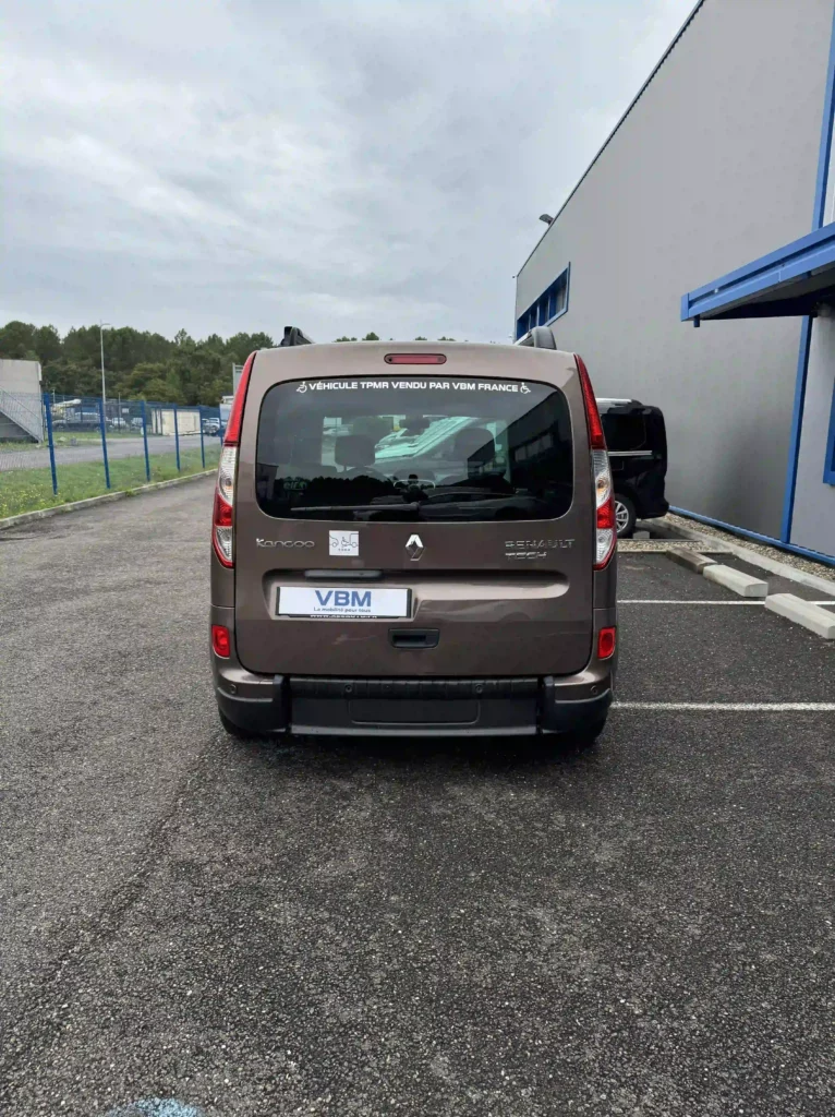 VBM : RENAULT Kangoo TPMR MARRON 4 + 1 arrière de loin