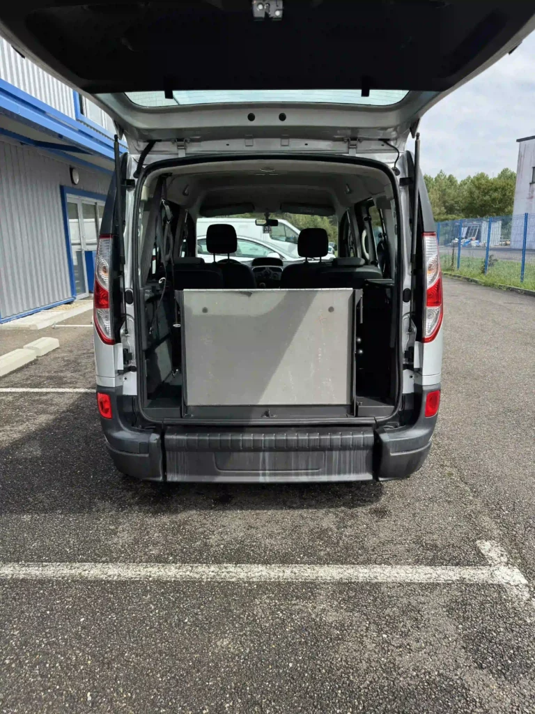 VBM : RENAULT Kangoo TPMR gris zen 4 + 1 coffre ouvert