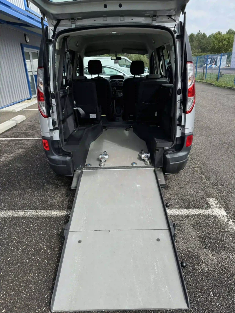 VBM : RENAULT Kangoo TPMR gris zen 4 + 1 rampe ouverte, coffre ouvert