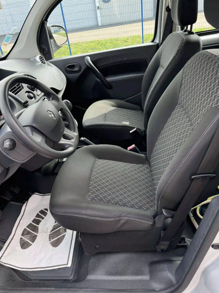 VBM : RENAULT Kangoo TPMR gris zen 4 + 1 siège conducteur