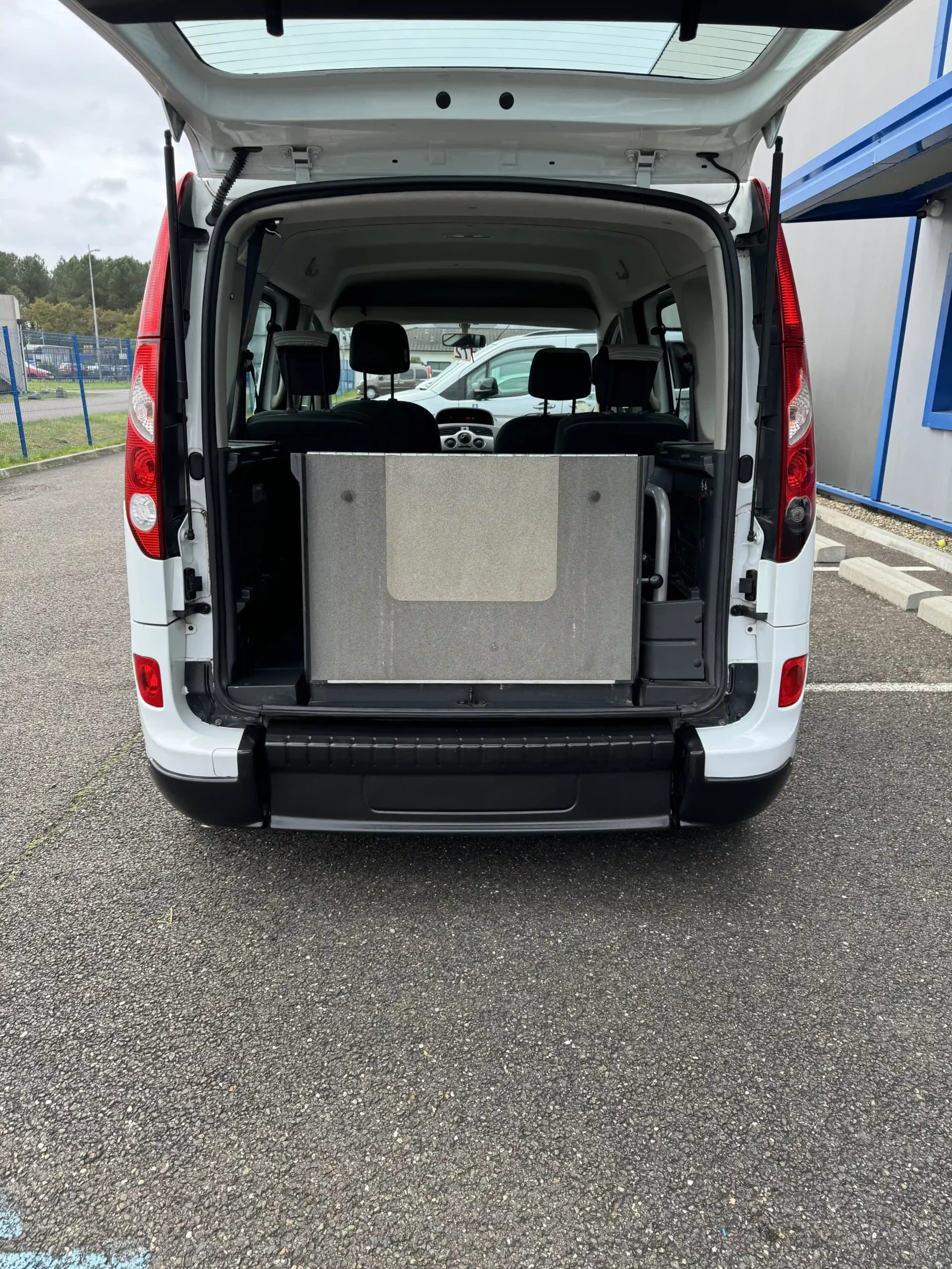 Renault kangoo tpmr 4 + 1 blanc coffre rampe fermée