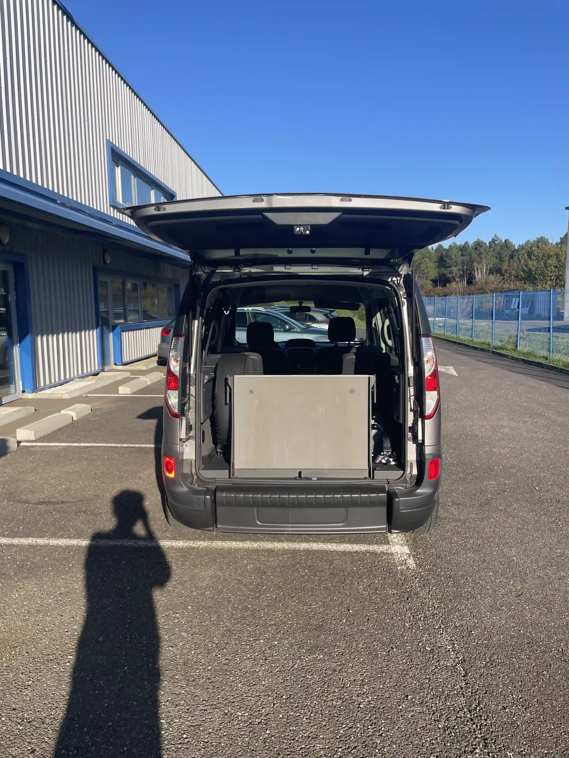 Renault kangoo tpmr gris arrière coffre ouvert