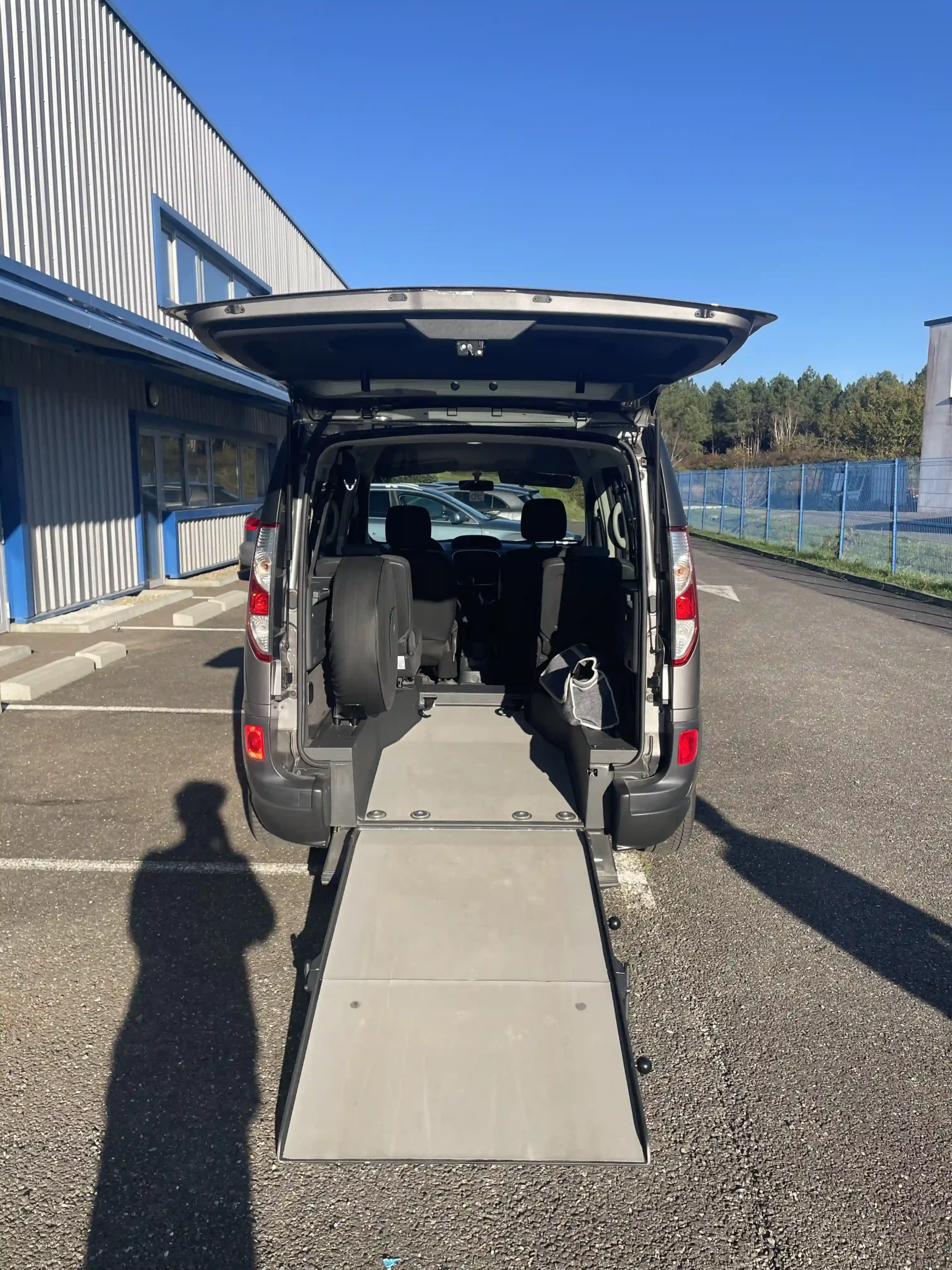 Renault kangoo tpmr gris arrière rampe ouverte