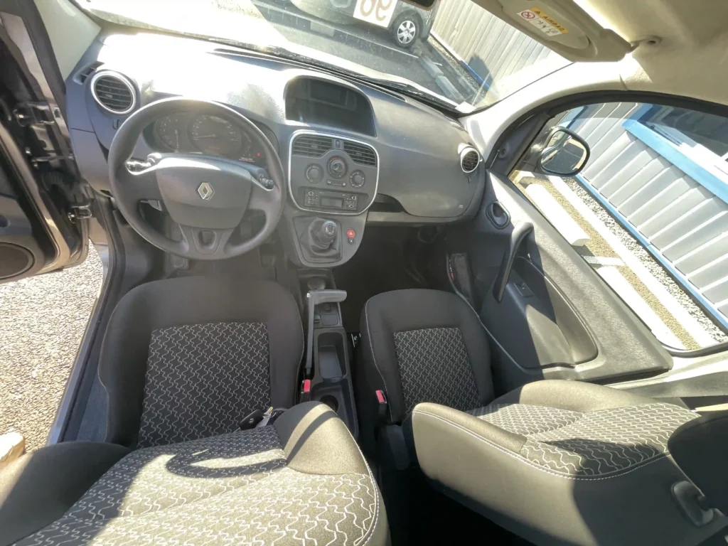 VBM : Renault kangoo tpmr gris habitacle avant