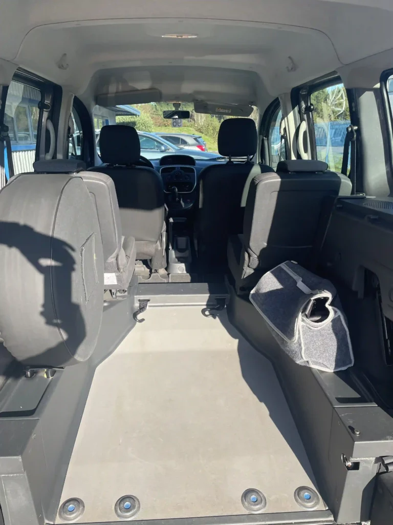 VBM : Renault kangoo tpmr gris intérieur vue arrière