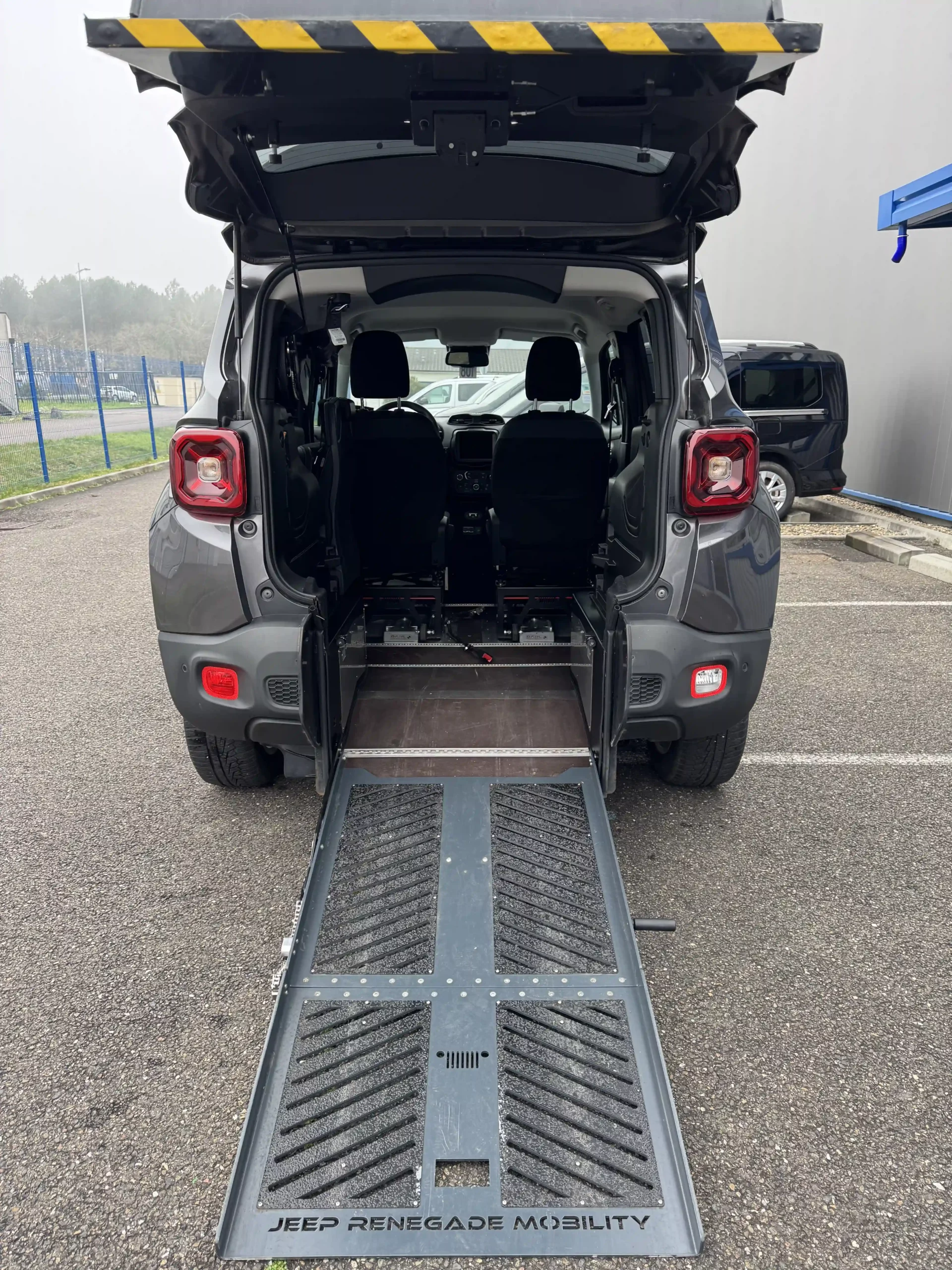 JEEP Renegade DRIVE FRONT Gris antracite rampe ouverte