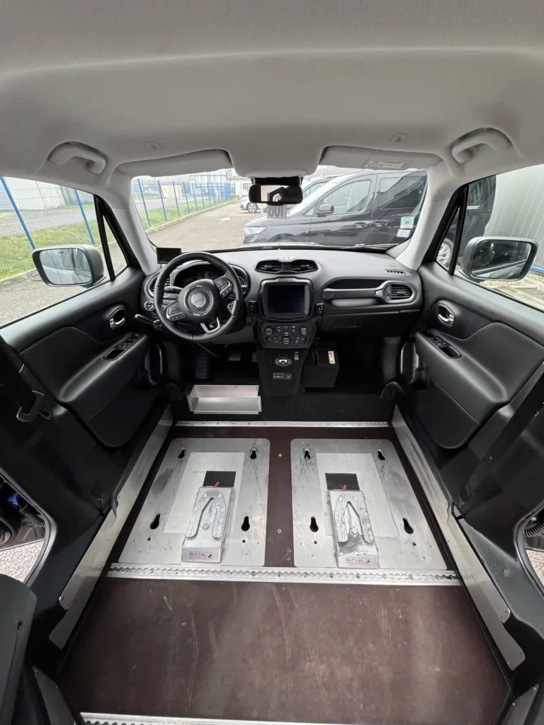 VBM : JEEP Renegade DRIVE FRONT Gris antracite zone de conduite en fauteuil vue de l'intérieur