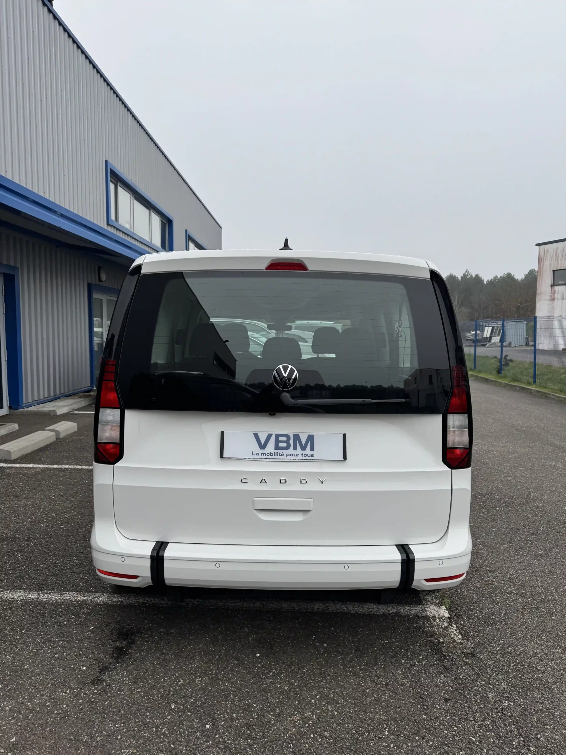 VOLKSWAGEN Caddy TPMR 3+1 blanc arrière